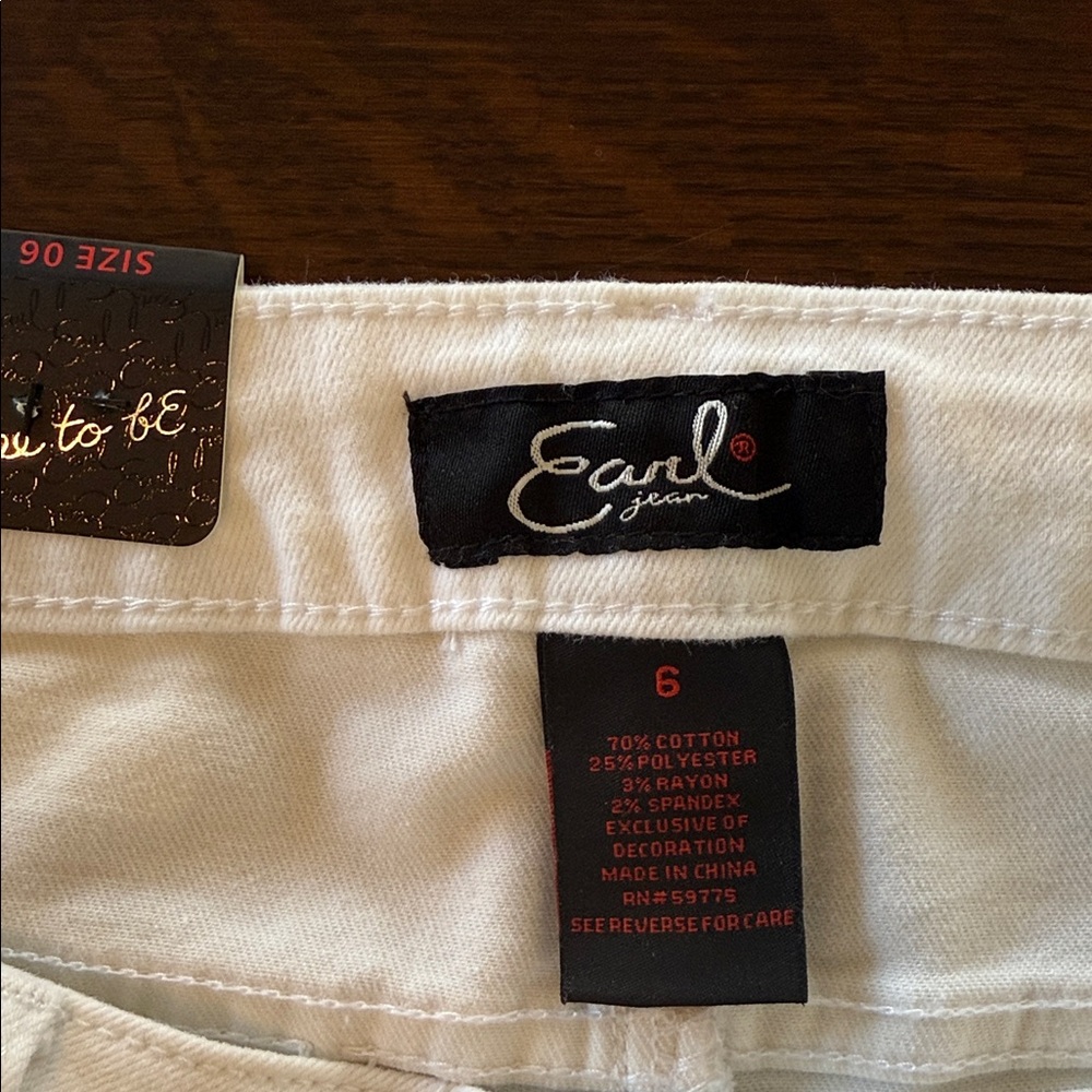 Earl Jeans White Cropped Jeans with Lace Embroidery. Womens size 6. - Picture 5 of 16